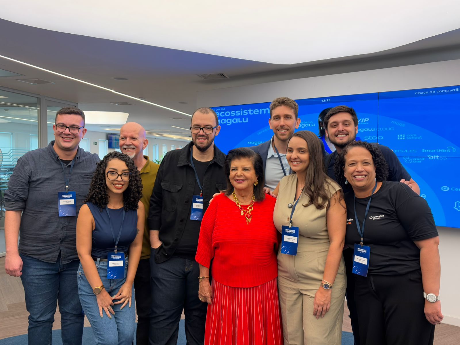 Equipe da Dr. Growth com convidados no evento Performance Commerce na arena Magalu